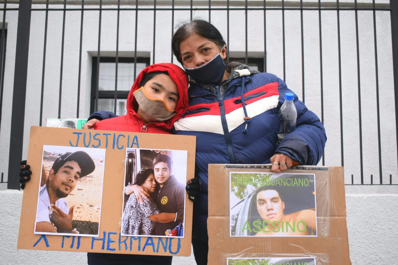 “Queremos que estos asesinos la paguen”, clamó Julia Oliva “Queremos que estos asesinos la paguen”, clamó Julia Oliva