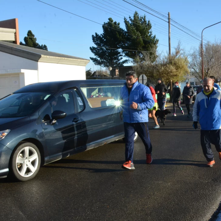Video: Runners despidieron a un compañero con un original cortejo fúnebre Video: Runners despidieron a un compañero con un original cortejo fúnebre