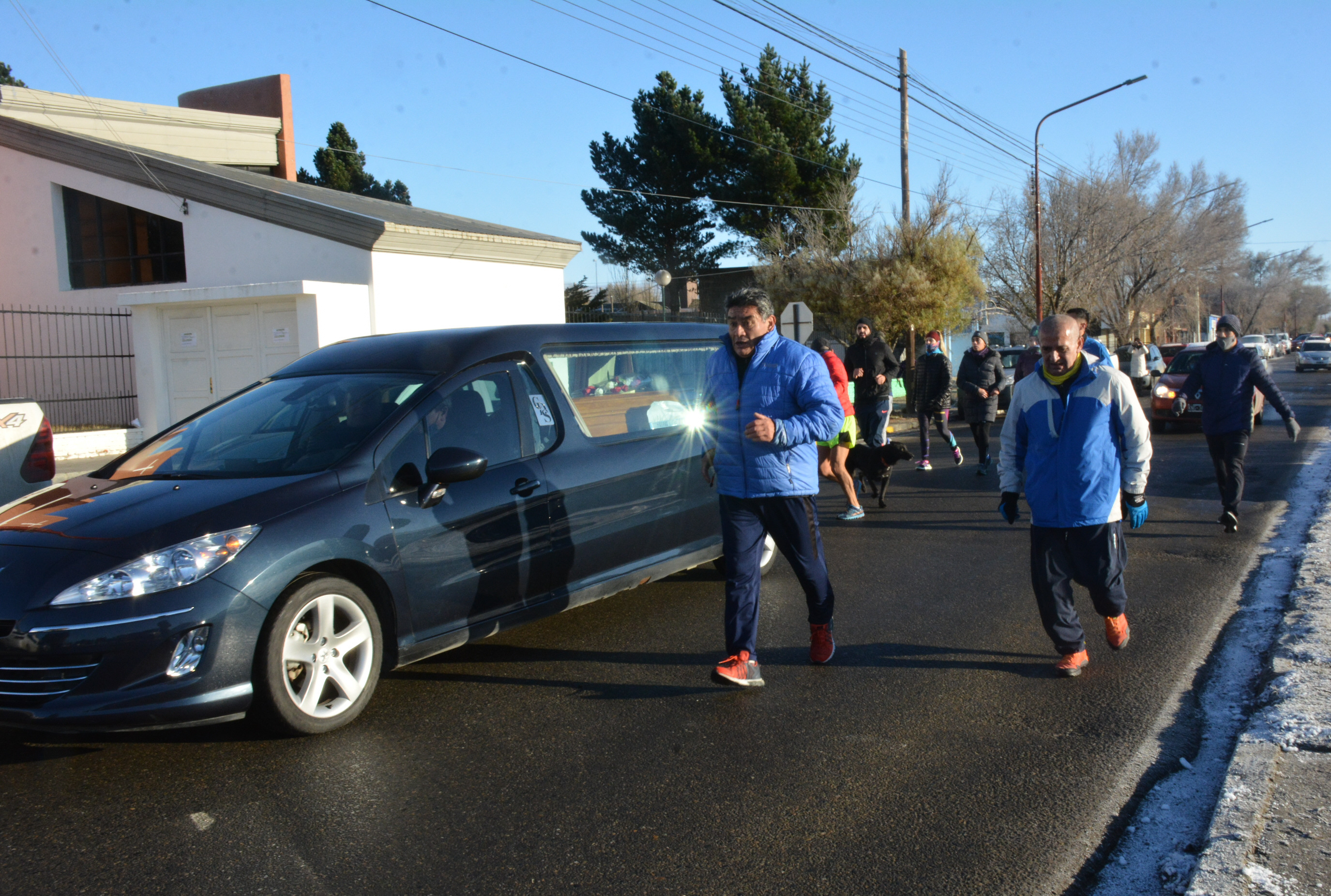 Video: Runners despidieron a un compañero con un original cortejo fúnebre Video: Runners despidieron a un compañero con un original cortejo fúnebre