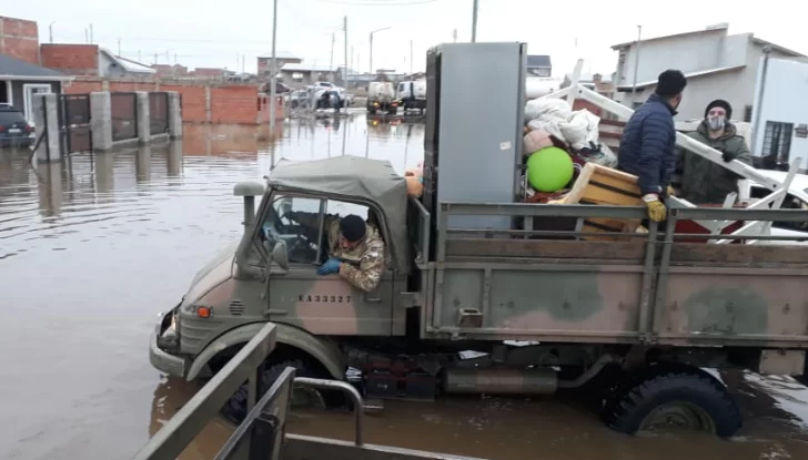 Ejército y Municipio codo a codo para ayudar a barrios inundados