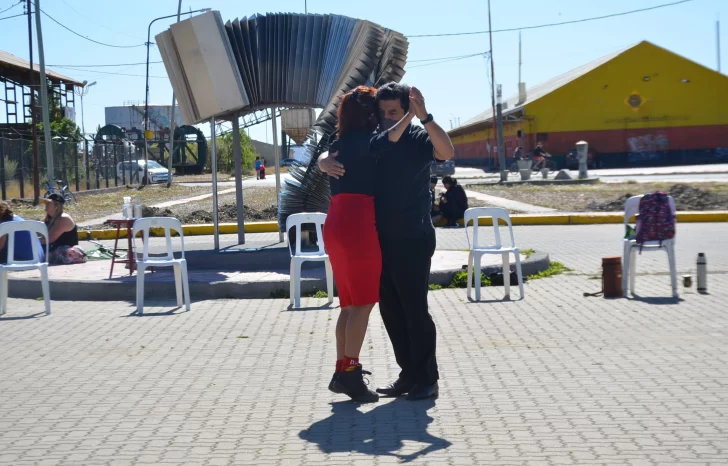 A los pies del “Virulazo”, sigue el tango en las tardes de domingo