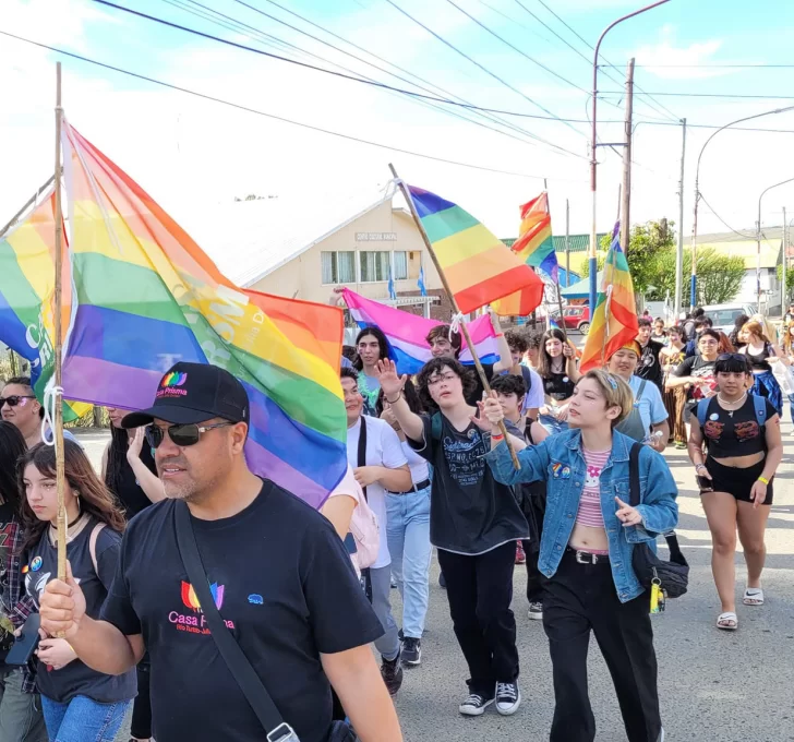 Histórica primera marcha del Orgullo LGBT en Río Turbio