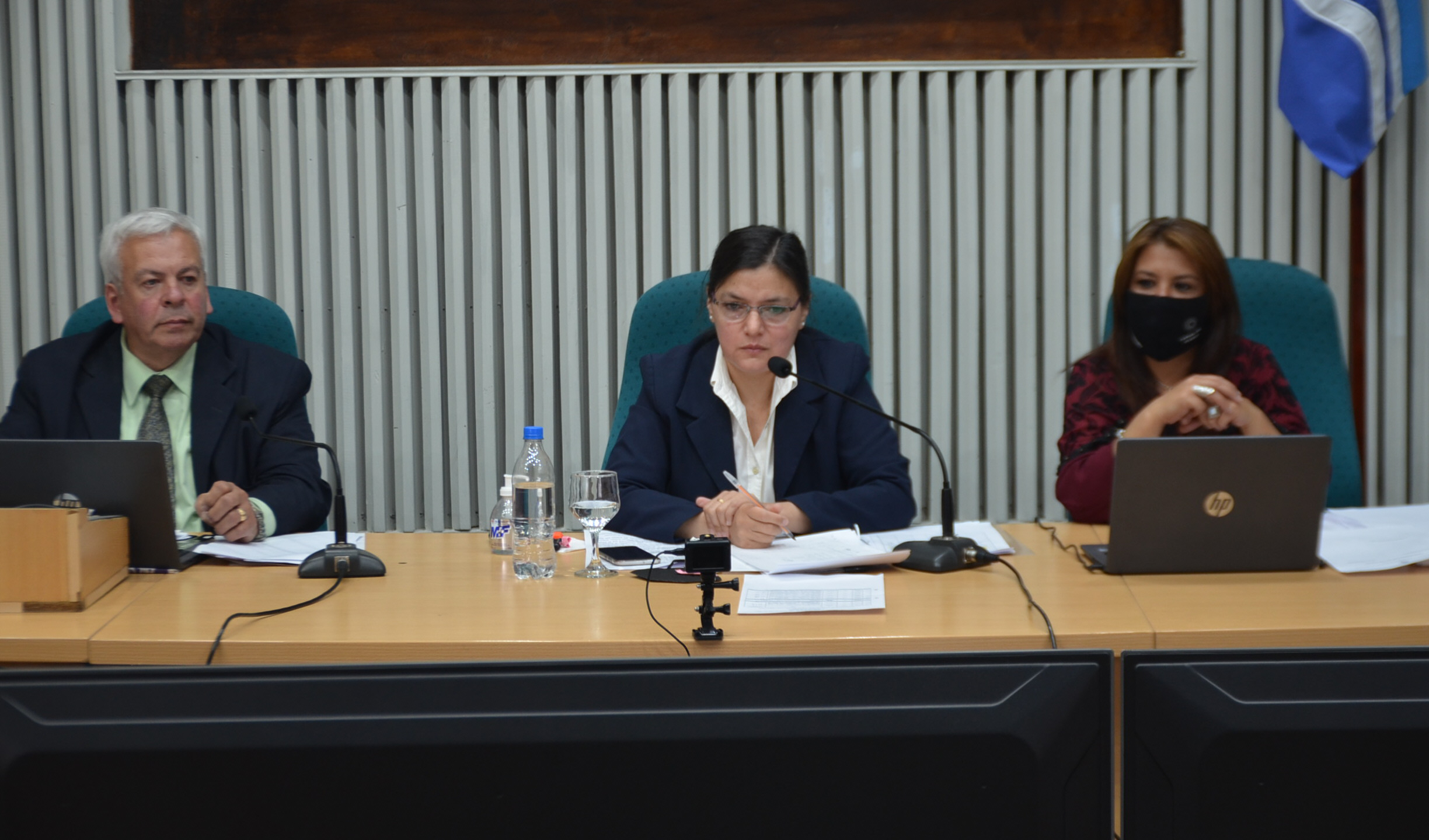 Vacunas y clases presenciales en el centro del debate político