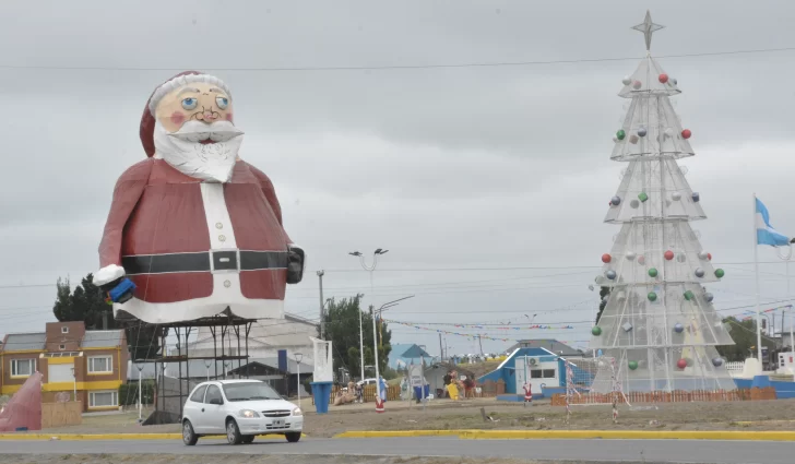 El Papá Noel de más de 16 metros quedó inaugurado