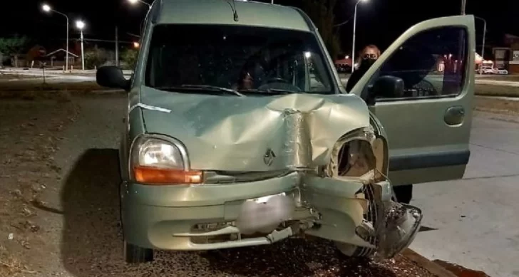 Conductora en estado de ebriedad chocó contra un poste de alumbrado en la autovía