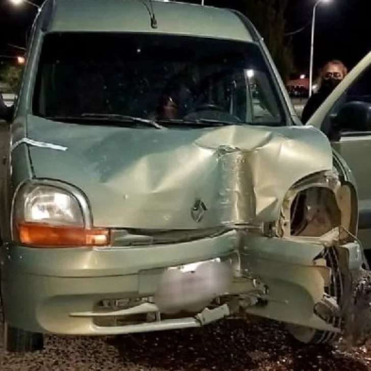 Conductora en estado de ebriedad chocó contra un poste de alumbrado en la autovía