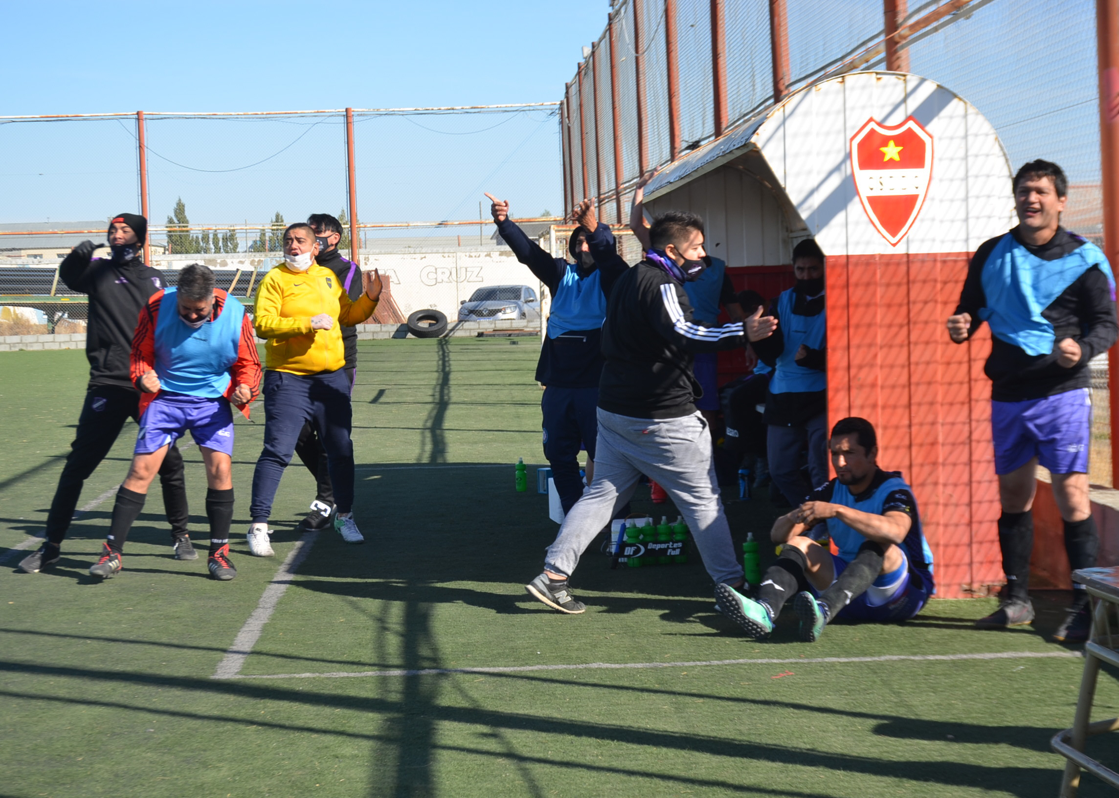 Abrazo de gol: Estrella del Este y Vial a las semifinales