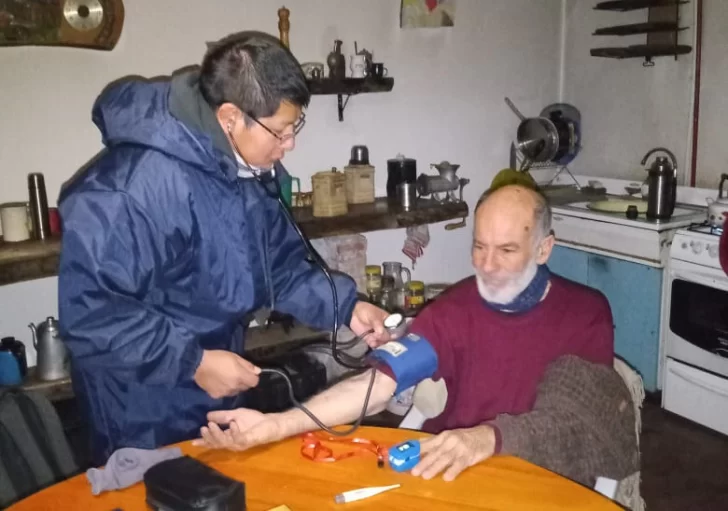 Abuelos atrapados por la nieve quemaban matas para combatir el frío