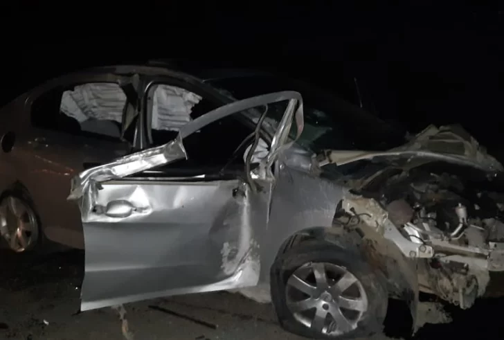 Chocó un cerco perimetral cerca de la laguna Ortiz y el auto quedó irreconocible