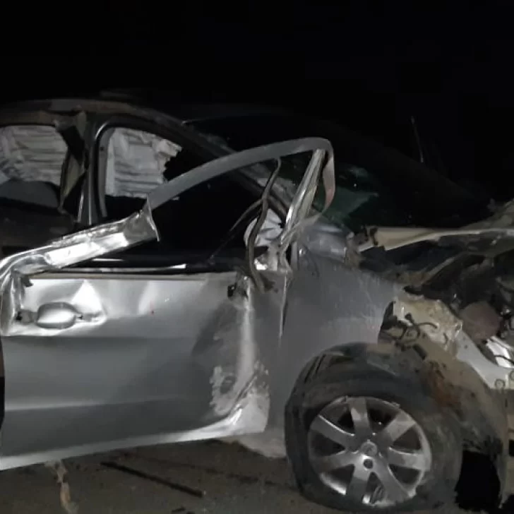 Chocó un cerco perimetral cerca de la laguna Ortiz y el auto quedó irreconocible