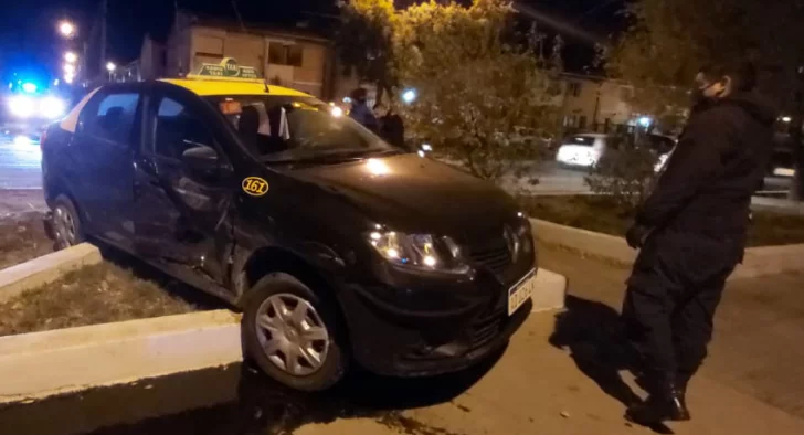 Taxi chocó y terminó sobre un cantero: No hubo lesionados
