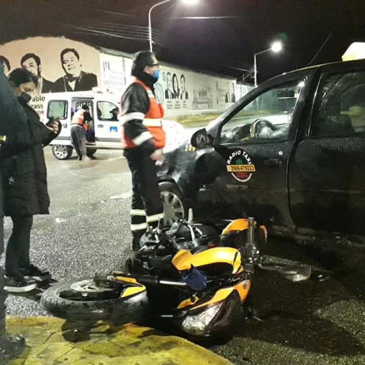 Motociclista internado tras chocar con un taxi