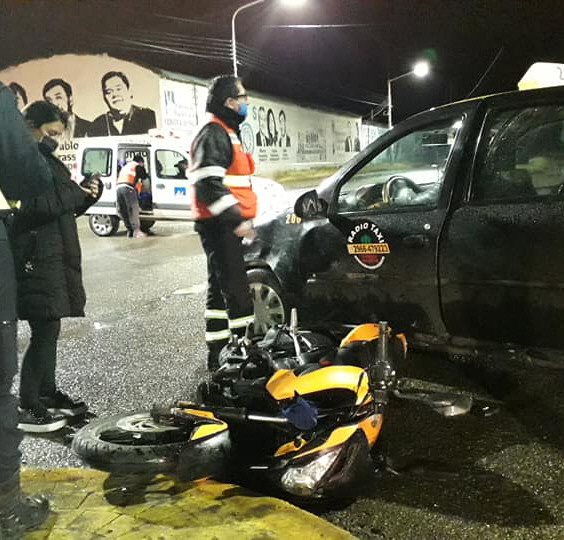 Motociclista internado tras chocar con un taxi