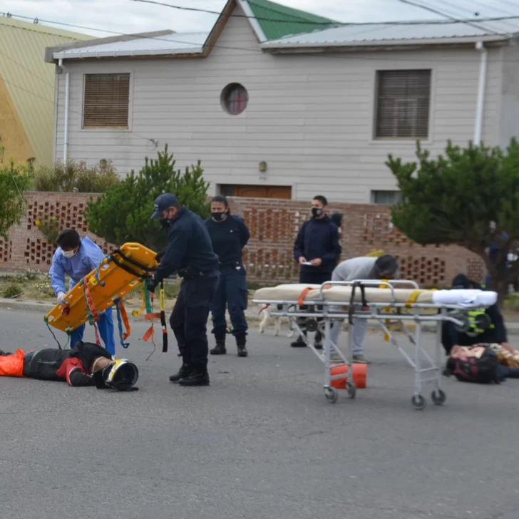 Se quebró la pierna el motociclista que chocó un auto con su hija