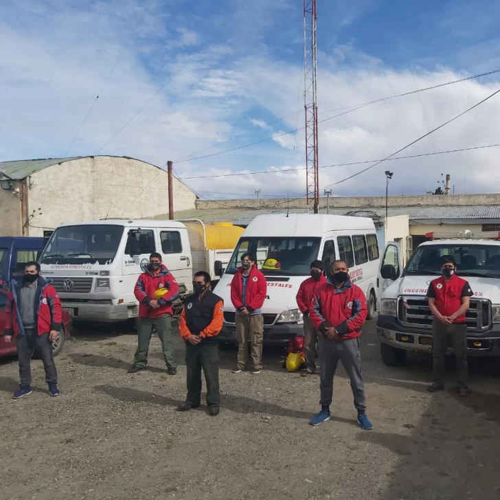Refuerzo de bomberos de Santa Cruz para combatir el fuego en Jujuy