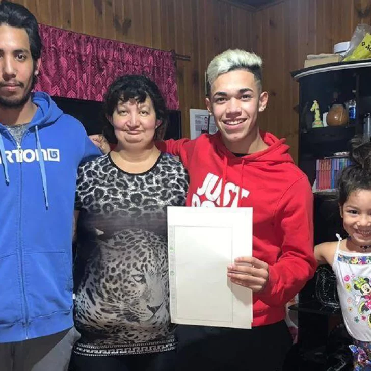 Juan Gauto, el futbolista de 15 años, le regaló un terreno a su mamá