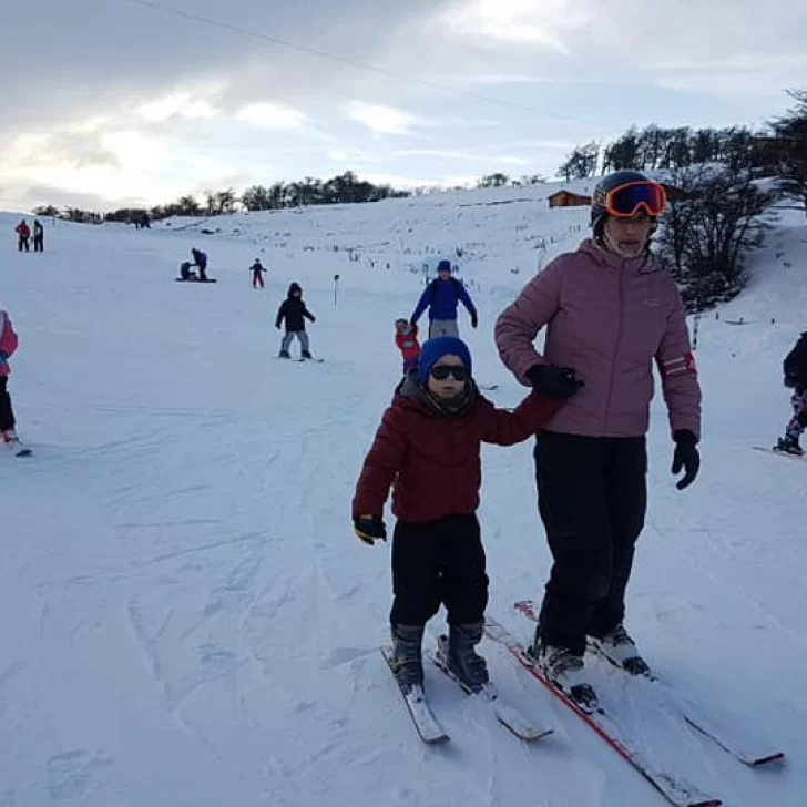“Mema” y Sol prepararon a más de 60 nuevos esquiadores de 3 a 16 años “Mema” y Sol prepararon a más de 60 nuevos esquiadores de 3 a 16 años