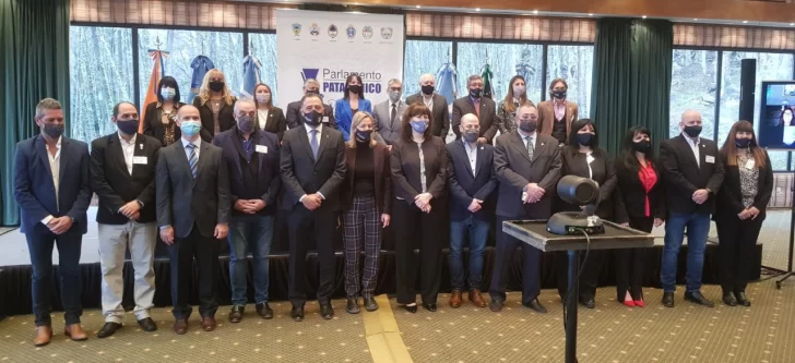 Conectividad aérea y ley de hidrocarburos, en la agenda