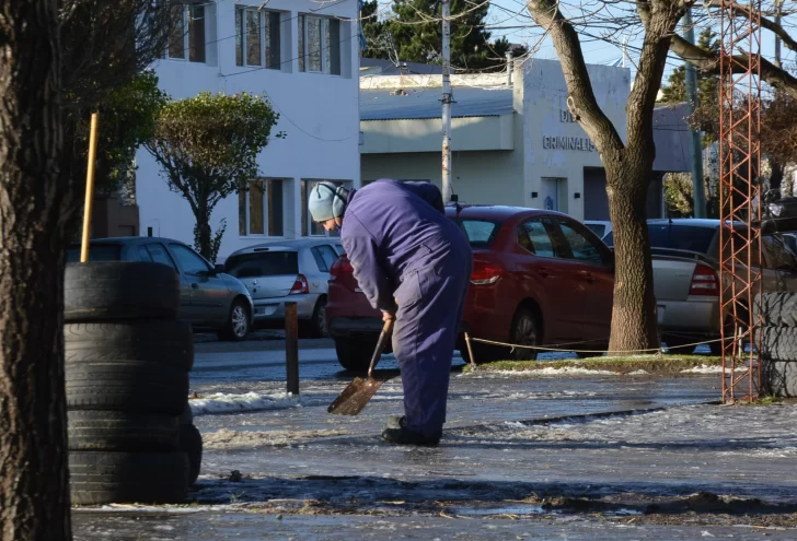¡A limpiar las veredas!: vecinos se quebraron al caerse por la escarcha