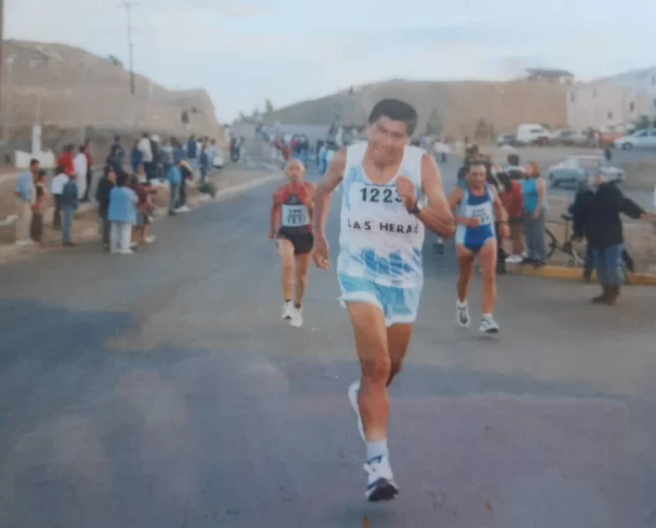 Video. Emotivo momento para Rogelio Venegas: Un atleta de 80 años corrió una maratón y cruzó la meta
