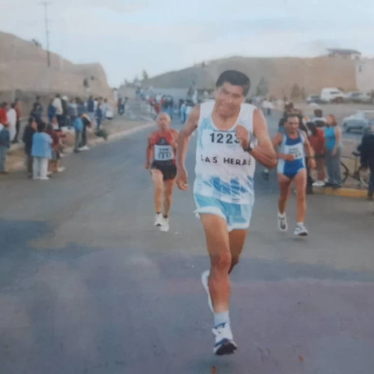 Video. Emotivo momento para Rogelio Venegas: Un atleta de 80 años corrió una maratón y cruzó la meta