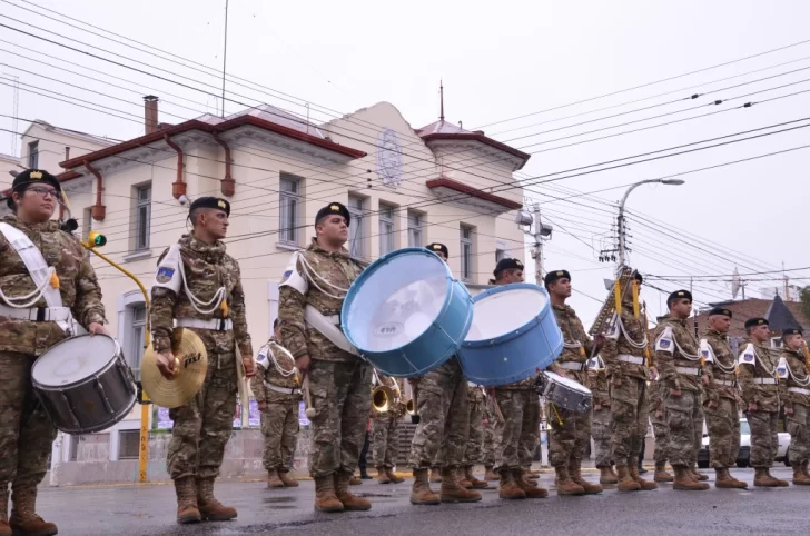 La banda militar hizo su presentación en el izamiento con nuevos instrumentos