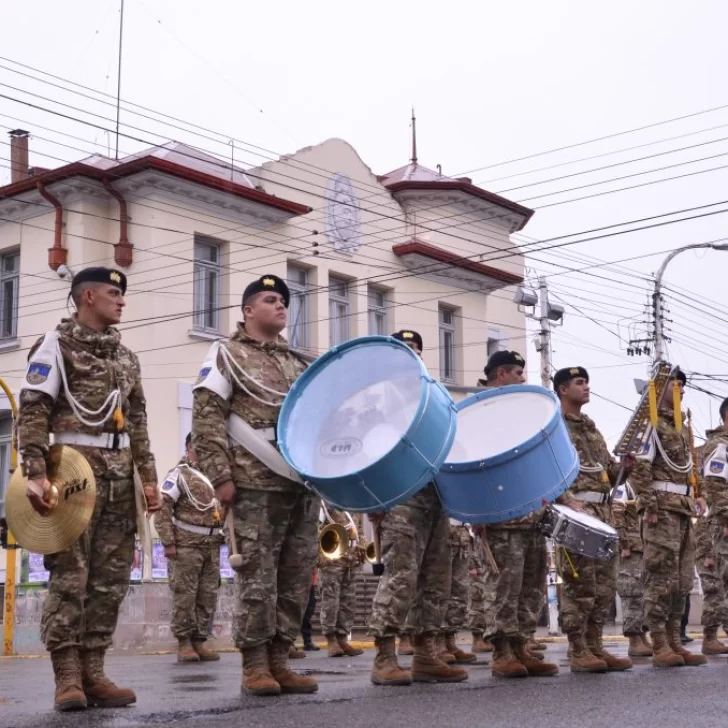 La banda militar hizo su presentación en el izamiento con nuevos instrumentos