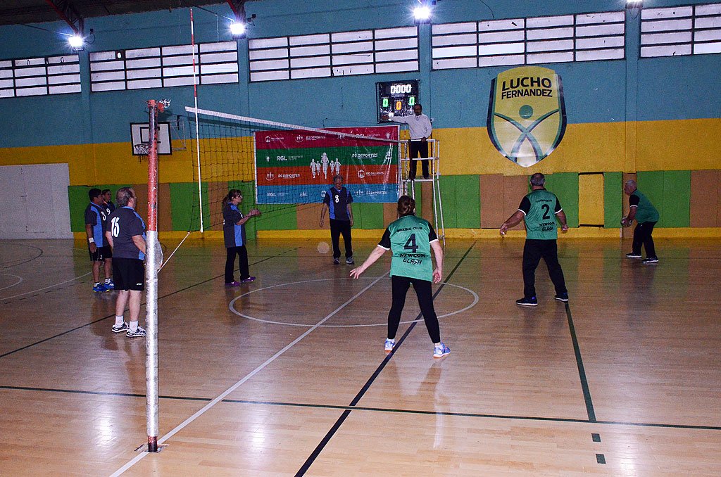 Con los newcomeros en cancha, comenzaron los festejos Con los newcomeros en cancha, comenzaron los festejos