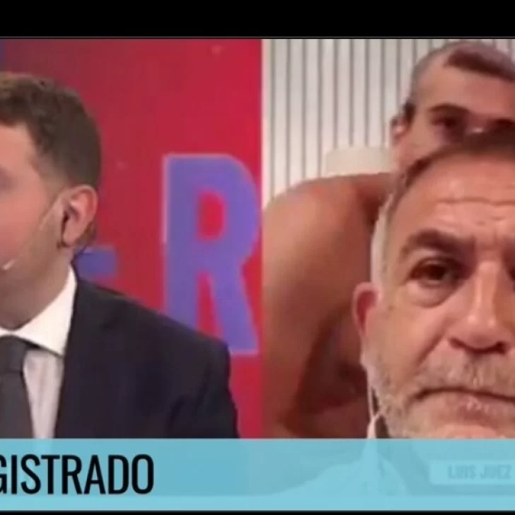 El blooper de Luis Juez: pasó un hombre desnudo mientras daba una entrevista por Zoom