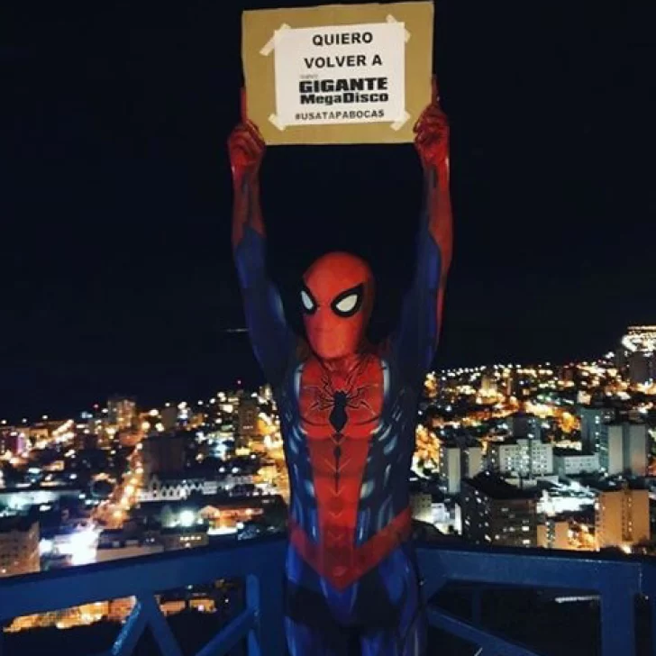 Comodoro Rivadavia: ¿”escabiar” y bailar con tapaboca? Comodoro Rivadavia: ¿”escabiar” y bailar con tapaboca?