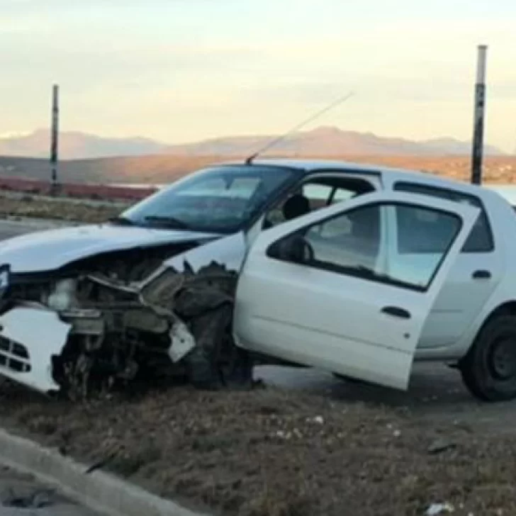 Joven alcoholizado chocó su auto contra una palma, resultó herido y lo abandonó