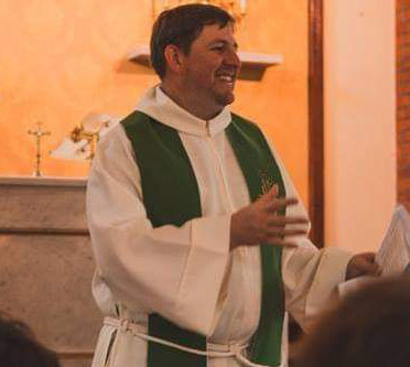 Héctor Arismende, el nuevo párroco de Caleta Olivia