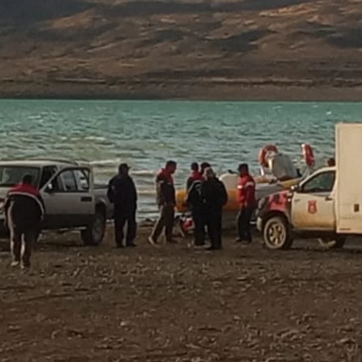 Tragedia en el lago Cardiel: cómo sigue la búsqueda del bombero Javier Barría