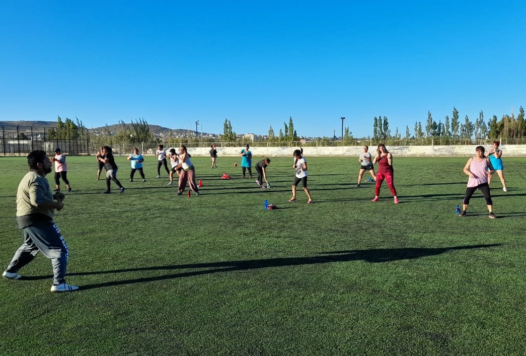 Nuevas actividades para niños y adultos mayores al aire libre en Caleta Olivia