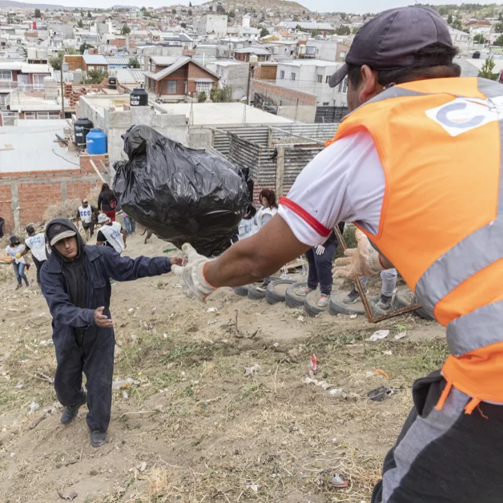 Trabajo en el saneamiento de basurales clandestinos en Comodoro Rivadavia