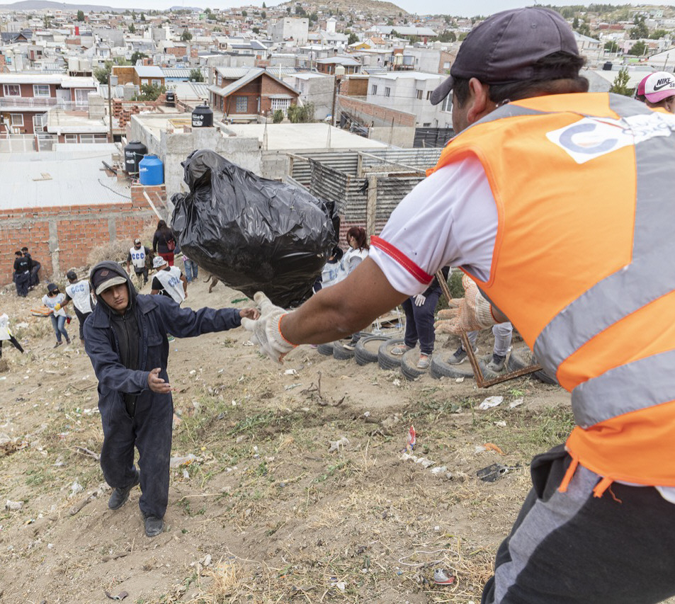 Trabajo en el saneamiento de basurales clandestinos en Comodoro Rivadavia