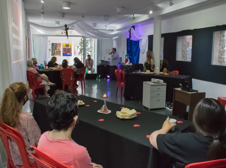 Títeres y café literario, exitosas propuestas en Caleta Olivia