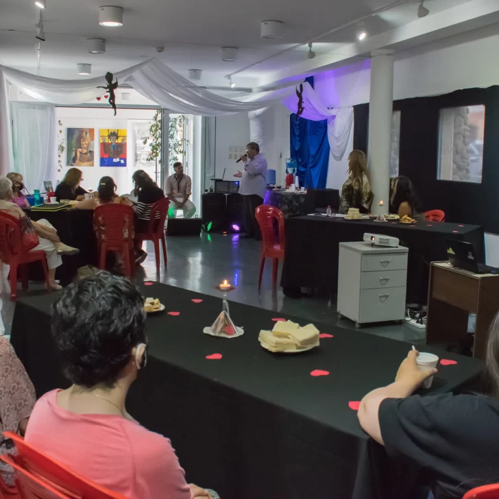 Títeres y café literario, exitosas propuestas en Caleta Olivia