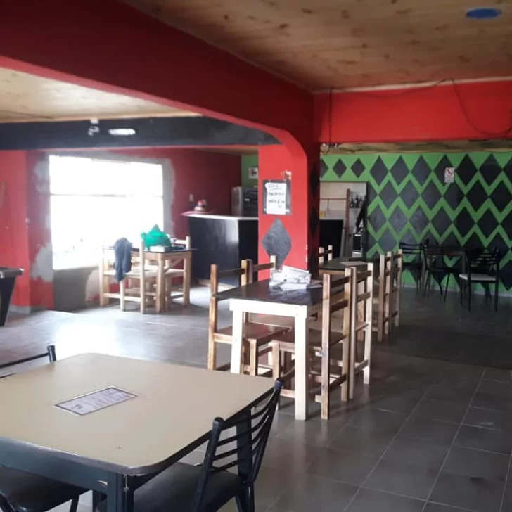 Jóvenes entraron violentamente a un pub y golpearon a la dueña con un palo de billar Jóvenes entraron violentamente a un pub y golpearon a la dueña con un palo de billar