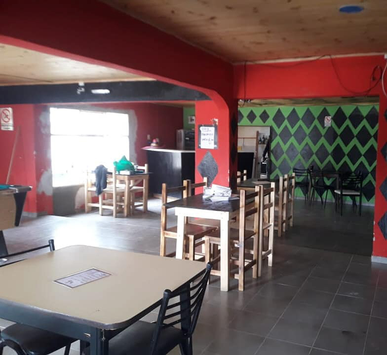 Jóvenes entraron violentamente a un pub y golpearon a la dueña con un palo de billar Jóvenes entraron violentamente a un pub y golpearon a la dueña con un palo de billar