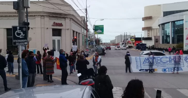 Estatales de Chubut reclamaron sueldos y presupuesto en Educación y Salud