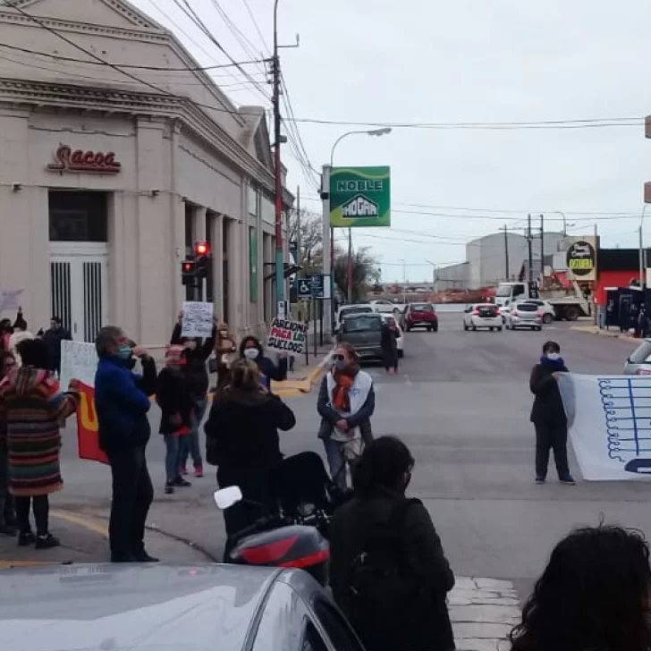 Estatales de Chubut reclamaron sueldos y presupuesto en Educación y Salud Estatales de Chubut reclamaron sueldos y presupuesto en Educación y Salud