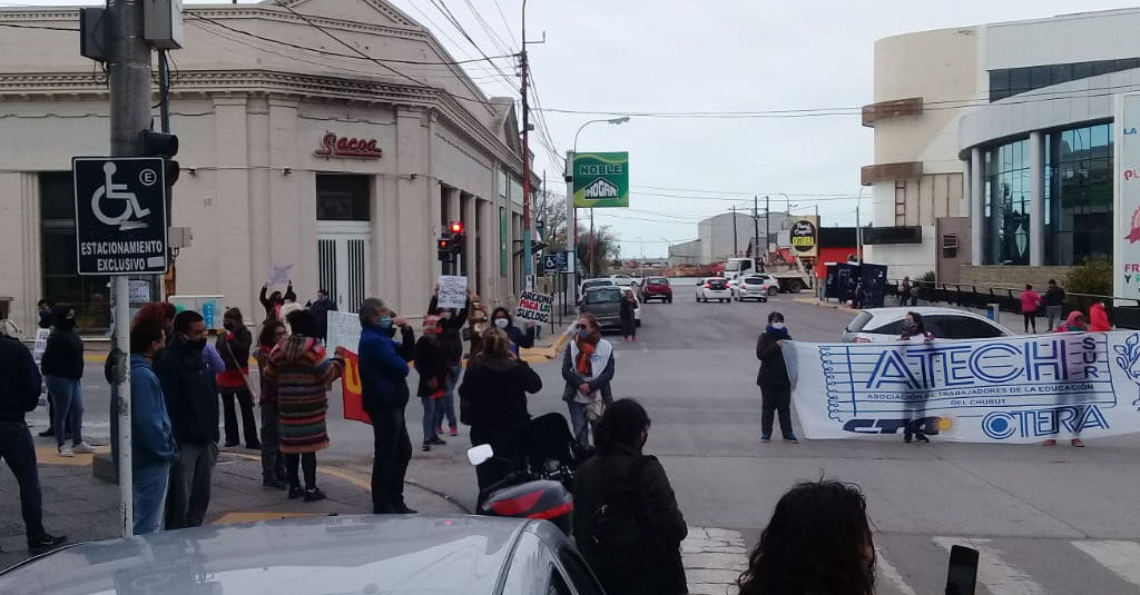 Estatales de Chubut reclamaron sueldos y presupuesto en Educación y Salud Estatales de Chubut reclamaron sueldos y presupuesto en Educación y Salud