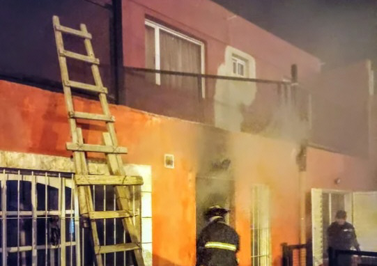 Mujer y sus dos hijas quedaron atrapadas en un incendio y un vecino con ...