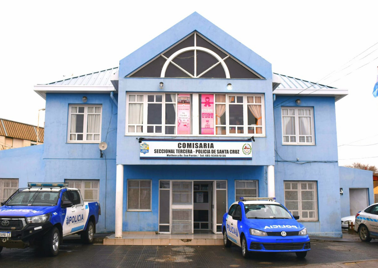 Cuatro jóvenes detenidos por robar 6.610 pesos, cervezas y maquillajes Cuatro jóvenes detenidos por robar 6.610 pesos, cervezas y maquillajes