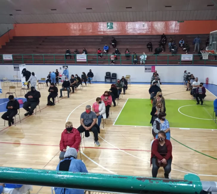El Plan de Vacunación continuará lunes y martes en el Complejo Deportivo Municipal de Caleta Olivia