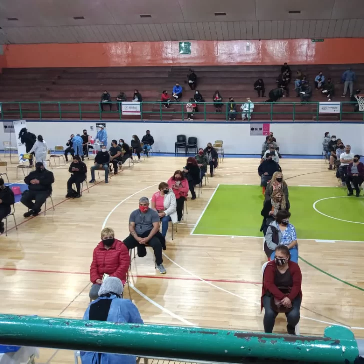 El Plan de Vacunación continuará lunes y martes en el Complejo Deportivo Municipal de Caleta Olivia