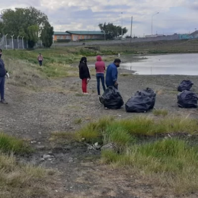 “Ciudad Cordial”: Vecinos realizan limpieza en los espacios verdes de Río Gallegos
