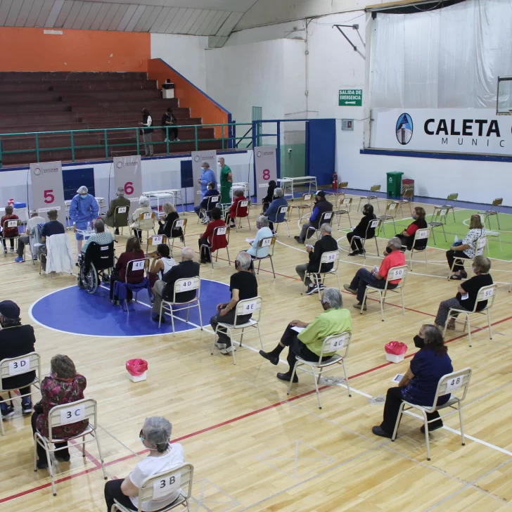 Exitoso primer día de vacunación para mayores de 80 años: “Es un momento para festejar”