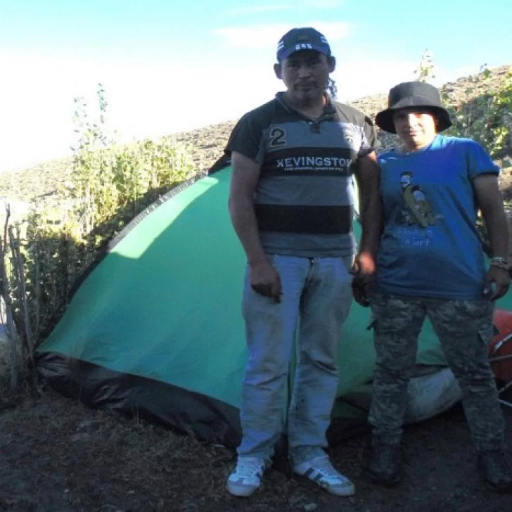 El drama de una familia con 4 niños que tuvo que vivir en una carpa